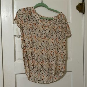 Size small but fits medium hinge bland relaxed fit mushroom top.
